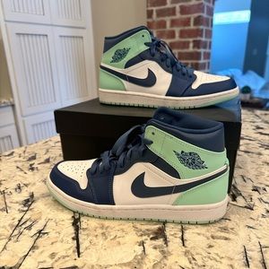 👟Jordan Mids👟Excellent condition; Men’s size 8